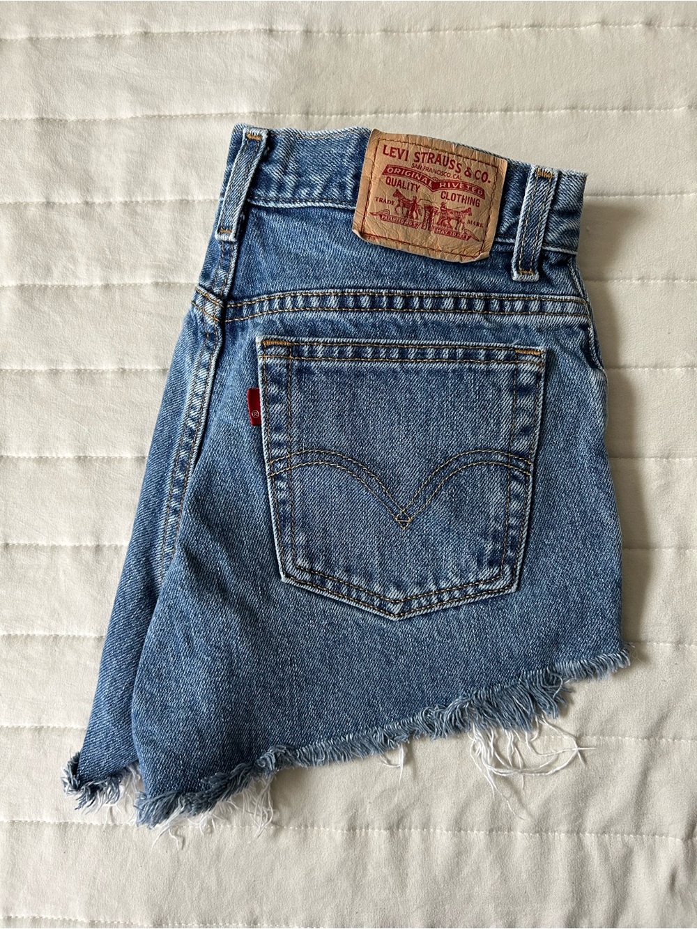 Levi’s 550 Relaxed Tapered Cut Off Raw Hem Shorts Size 6